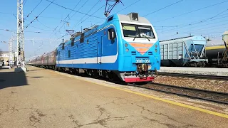 ЭП1П-051 с фирменным поездом "Урал" №46 Екатеринбург-Кисловодск прибывает на станцию Невинномысск