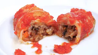 Постные голубцы из пекинской капусты с грибами, луком и рисом в томатном соусе. Вкусное блюдо.