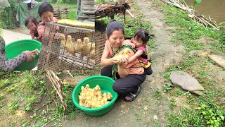 A pregnant mother and her little daughter went down the mountain to buy ducklings to raise.