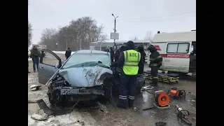 В Новомосковске столкнулись «Форд» и ПАЗ: есть погибший. Видео