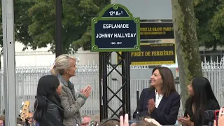 Hommage à Johnny Hallyday à Paris: plaque et statue dévoilées | AFP Images