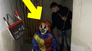 J’INSTALLE LE CLOWN TUEUR SUR UNE CHAISE ÉLECTRIQUE !!