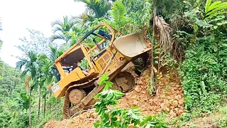 High Risk Work D6R XL Bulldozer Cutting Hill For Mountain Road Construction