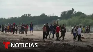 Migrantes que cruzaron masivamente el río Bravo dicen que están desesperados | Noticias Telemundo