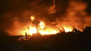 Einsatzkräfte kämpfen weiter gegen Brand in Treibstofflager