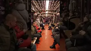 Новогодний поезд метро ёж. Вид изнутри