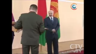 Лукашенко подарили автомат Калашникова