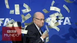 Blatter rociado con billetes por comediante Lee Nelson