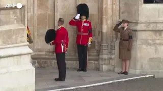 Il feretro di Elisabetta II lascia l'abbazia di Westminster per l'ultimo corteo