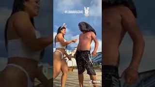 Luana kazaki tirando o sossego dos homens na praia