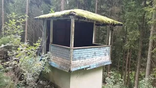 Hier ist schon lange keiner mehr gesprungen - verlassene Skisprungschanzen im Wald gefunden