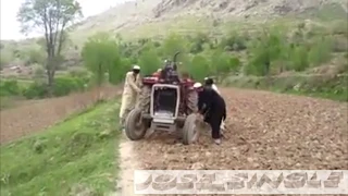 Arrancar un tractor a tirón en una montaña