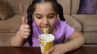 شفا تشتري اندومي من السوبرماركت !!!  shfa cooking  black Noodle pretend play