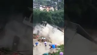 Incredible footage from China! ⚠️ The most devastating flood caught on camera!