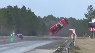 Auto sale volando en la carrera