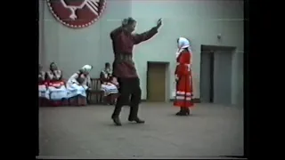 Пляска "Уточка" Городищенская традиция исполнения с оплясыванием женщины мужчиной.