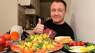 МУКБАНГ. ОБЖОР. МАКАРОНЫ ПО-ФЛОТСКИ, ЯИЧНИЦА НА САЛЕ, СОЛЕНЬЯ. АСМР. MUKBANG. УЖИН.