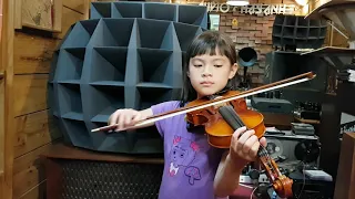 My daughter chơi đàn bên loa kèn horn