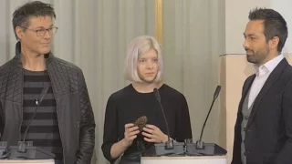 Aurora Aksnes brought a pinecone to NPPC Press Con. 2015.12.11