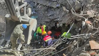 Мальчика достали из-под обломков живым спустя 11 суток. Поиски выживших в Турции идут полным ходом