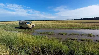 ЛуАЗ в болоте Внедорожник как танк лезет...ето совецкий автопром...купить можна за 500$