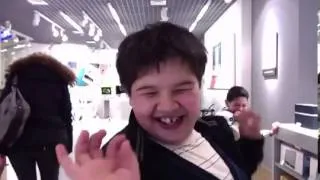 Young Boy Dances In The Apple Store - Парень танцует в Apple Store [Пенза]