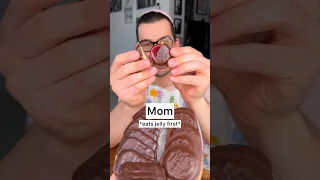 Who knows how to eat Jaffa jelly CAKES properly, mom or dad?😌🍪😁❤️🍓| Mom vs dad | CHEFKOUDY