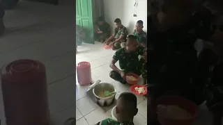 Prajurit TNI Muda Makan Mie Bersama ( Sebelum Puasa ) #shorts