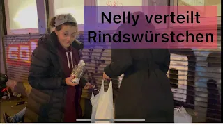 Nelly verteilt mit uns Rindswürstchen mit Brötchen am Druckraum