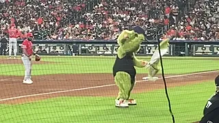 Orbit Dances To “Single Ladies” At The Astros Game