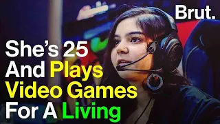 She’s 25 And Plays Video Games For A Living