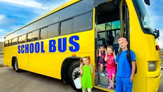 Cinq enfants enseignent les règles des autobus scolaires