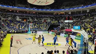 Jan Vesely takımın ilk 10 sayısını birden yapınca, salonda tezahüratı yankılanır