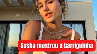 Sasha mostra barriguinha para o marido