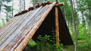 ЛЕСНАЯ ХИЖИНА ВОЗЛЕ ОЗЕРА ОГРОМНЫЙ КАРКАС И КРЫША БУДУЩЕЙ ЛАЧУГИ ЧАСТЬ 1-АЯ