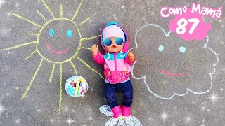 La muñeca bebé Amelia pinta con tizas de colores. Como mamá. Vídeos para niñas pequeñas