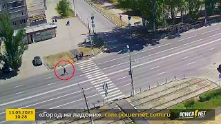 ДТП (пешеход бросился на автомобиль г. Волжский)  пр. Ленина - ул. Мечникова 13-05-2023 10-28