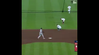 José Altuve 🇻🇪 comete un error de un niño y esto permite que Bogaerts anote la carrera