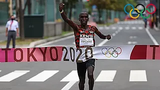 Eliud Kipchoge DOMINATES THE 2021 TOKYO OLYMPIC MARATHON