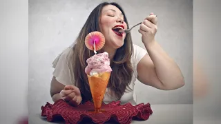 Очень сладкая жизнь: россияне «подсели» на сладости | пародия «Странная Женщина»