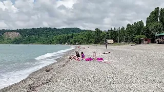 Золотой Берег в Абхазии - классный галечный пляж и поселок