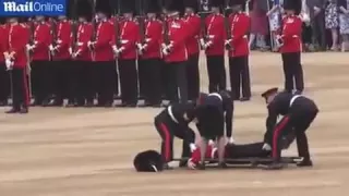 Гвардеец упал в обморок на юбилее Елизаветы II / Royal guard faints at the Buckingham palace