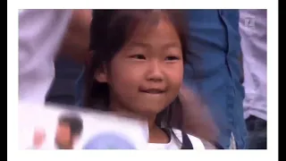 Novak Djokovic gives a precious gift to adorable girl