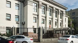 В Киеве задержали сотрудников Посольства России.