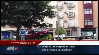 Un vehículo se empotra contra una rotonda en Andújar Canal 45 tv