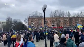 «Херсон – это Украина»: митинг местных жителей под выстрелы российских военных