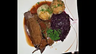 Eingelegter Sauerbraten mit Semmelknödel und Apfelrotkohl