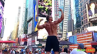 BODYBUILDER WALKING IN NEW YORK