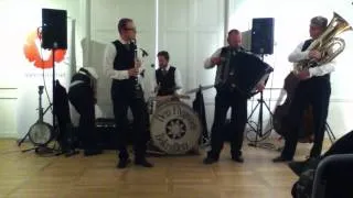 Den Flygande Bokrullen playing Hariklaki mou and Dem Rebens Tants