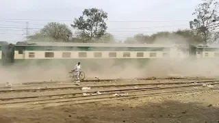 Old Memories || Green Line Express Raising Dust Storm at level Crossing of Kot Lakhpat, Lahore